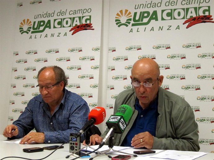 Santos (D) y el secretario de UPA (D)