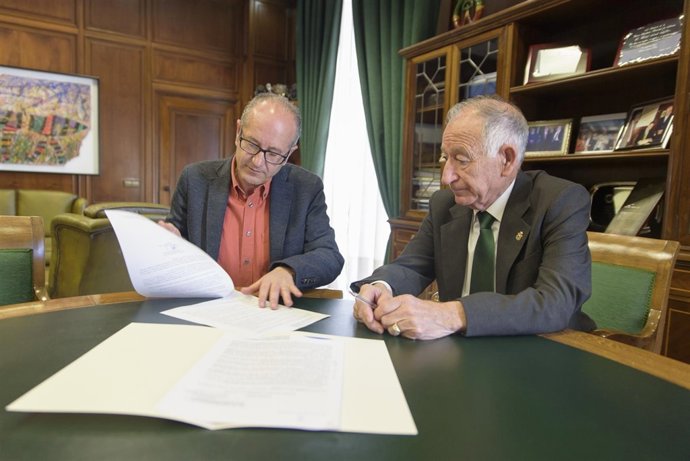 Gabriel Amat y José Fernández firmando la subvención de la Diputación a Sorbas.