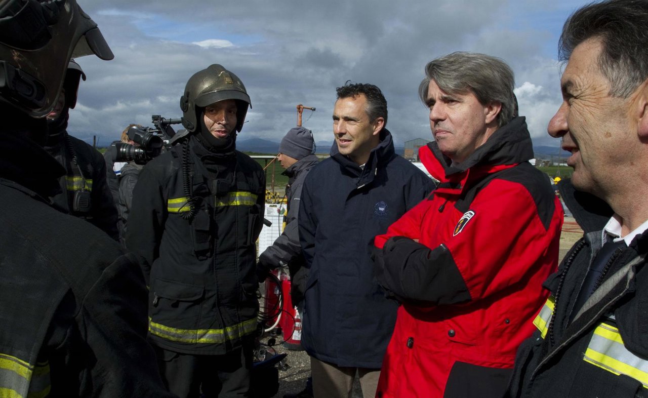 Ángel Garrido con bomberos de la Comunidad de Madrid 