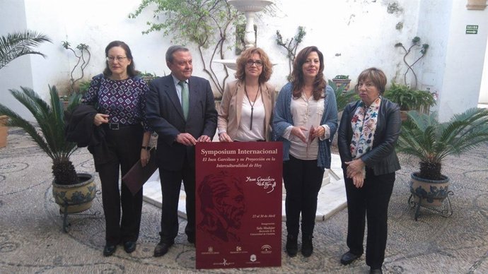 Ruz (centro), entre Alcalde y Téllez, en la presentación del simposio