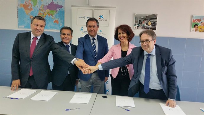 Firma del convenio sobre intervención comunitaria en el Polígono Sur