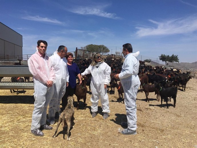 La directora general junto a representantes de UPA 