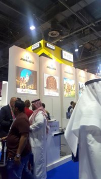 La Junta contacta con aerolíneas de Oriente Próximo para posibles conexiones