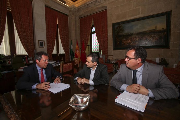 Juan Espadas firmando el documento de la Red de Ciudades que Caminan