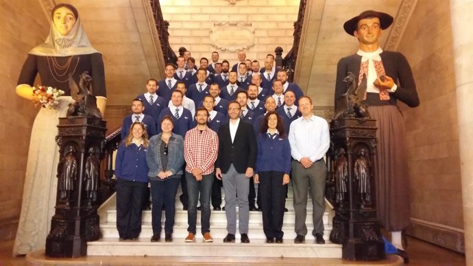 El alcalde recibe a los nuevos conductores de la EMT