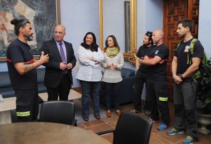 Antonio Ruiz (centro) durante el encuentro mantenido con los bomberos