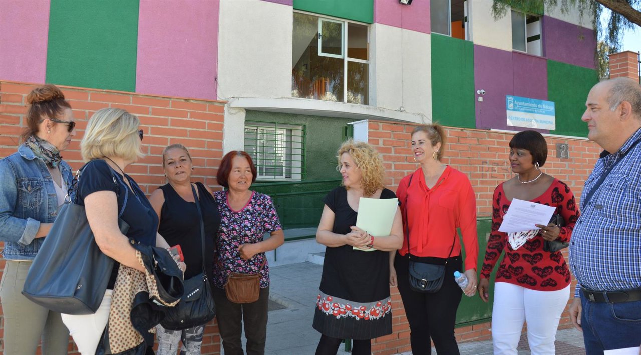 Remedios Ramos con trabajadores en una rueda de prensa 