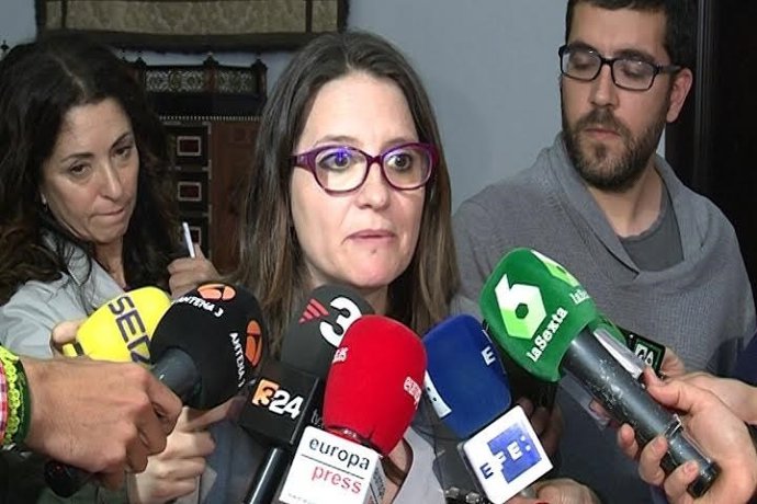Mónica Oltra, durante su atención a los medios