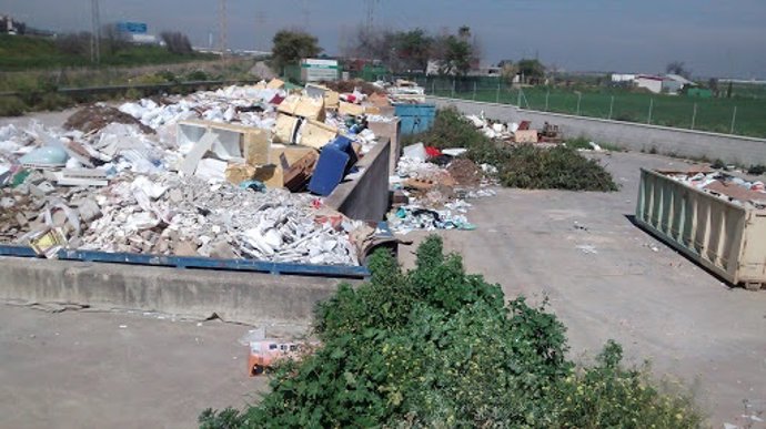 Vertedero denunciado por Ecologistas.