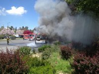 Arde una ambulancia en la glorieta del Cid