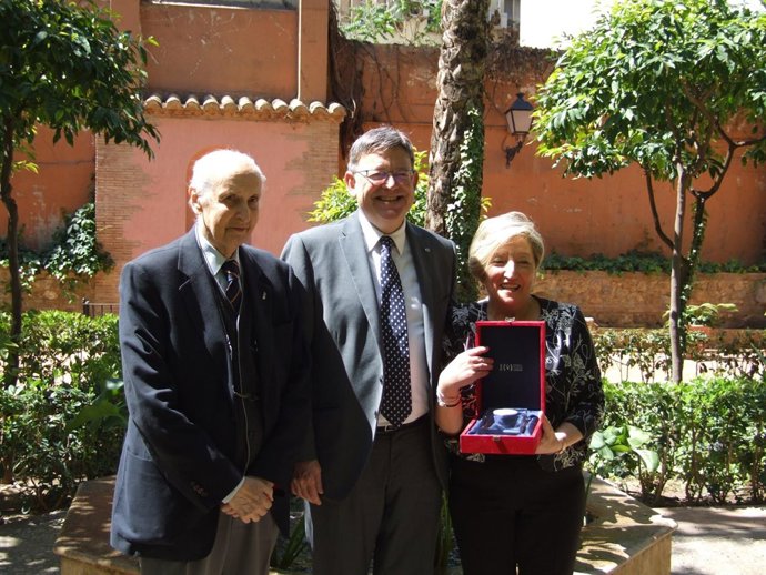 Ana Lluch junto a Santiago Grisolía y Ximo Puig