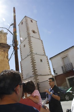 Visitantes atienden las explicaciones sobre la Torre de los Perdigones.