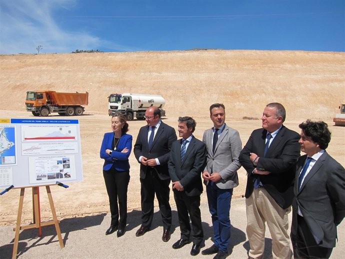 Ana Pastor, acompañada de Pedro Antonio Sánchez, visita las obras de la autovía