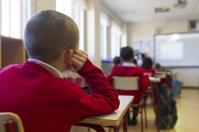 Colegio, escuela, aula, primaria, clase, niño, niña, niños, estudiando