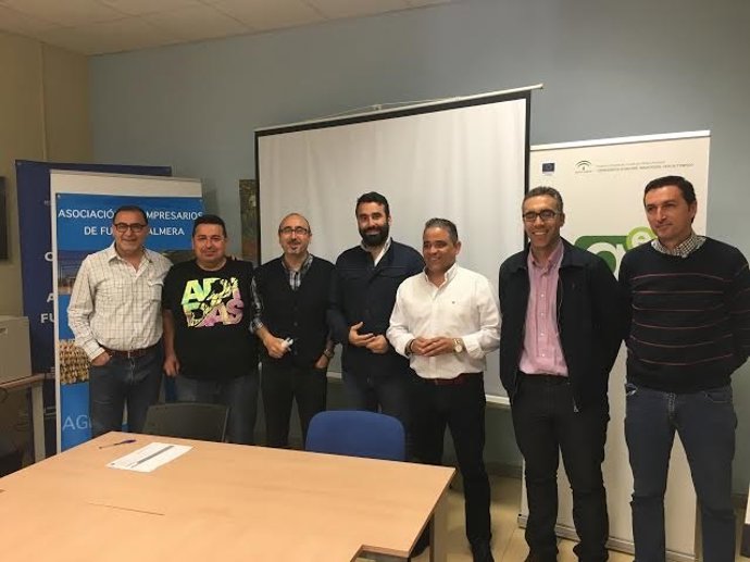 Mayoral (centro) durante el encuentro mantenido en Fuente Palmera