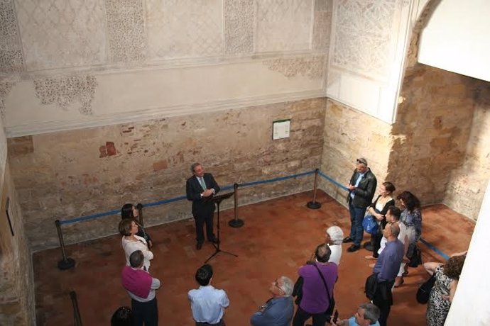 Alcalde (centro) y otros asistentes durante la visita a la Sinagoga
