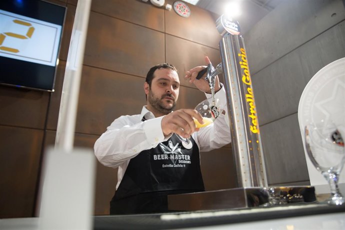 El ganador del campeonato de tiraje de cerveza de Catalunya, M.Supervía