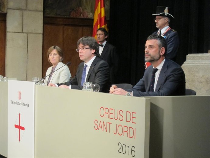 La pta.C.Forcadell, el pte.C.Puigdemont y el conseller S.Vila