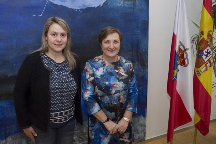 La consejera María Luisa Real, con representante de Bárcena de P. Concha