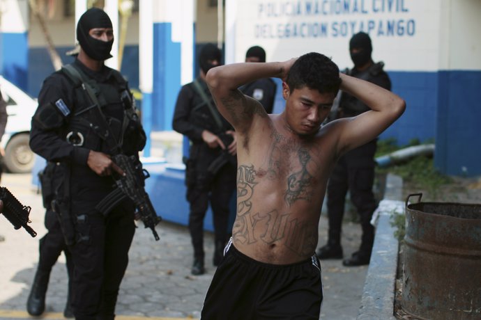 Policia y pandillas de El Salvador