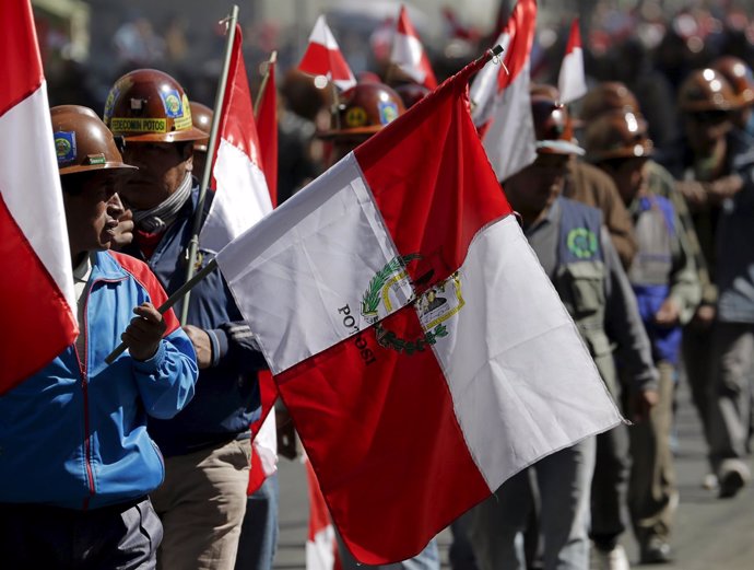 Trabajadores de las minas de Potosí asisten a una manifestación 