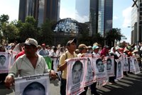 Familias de los 43 normalistas marchan en México un año y medio después de la desaparición