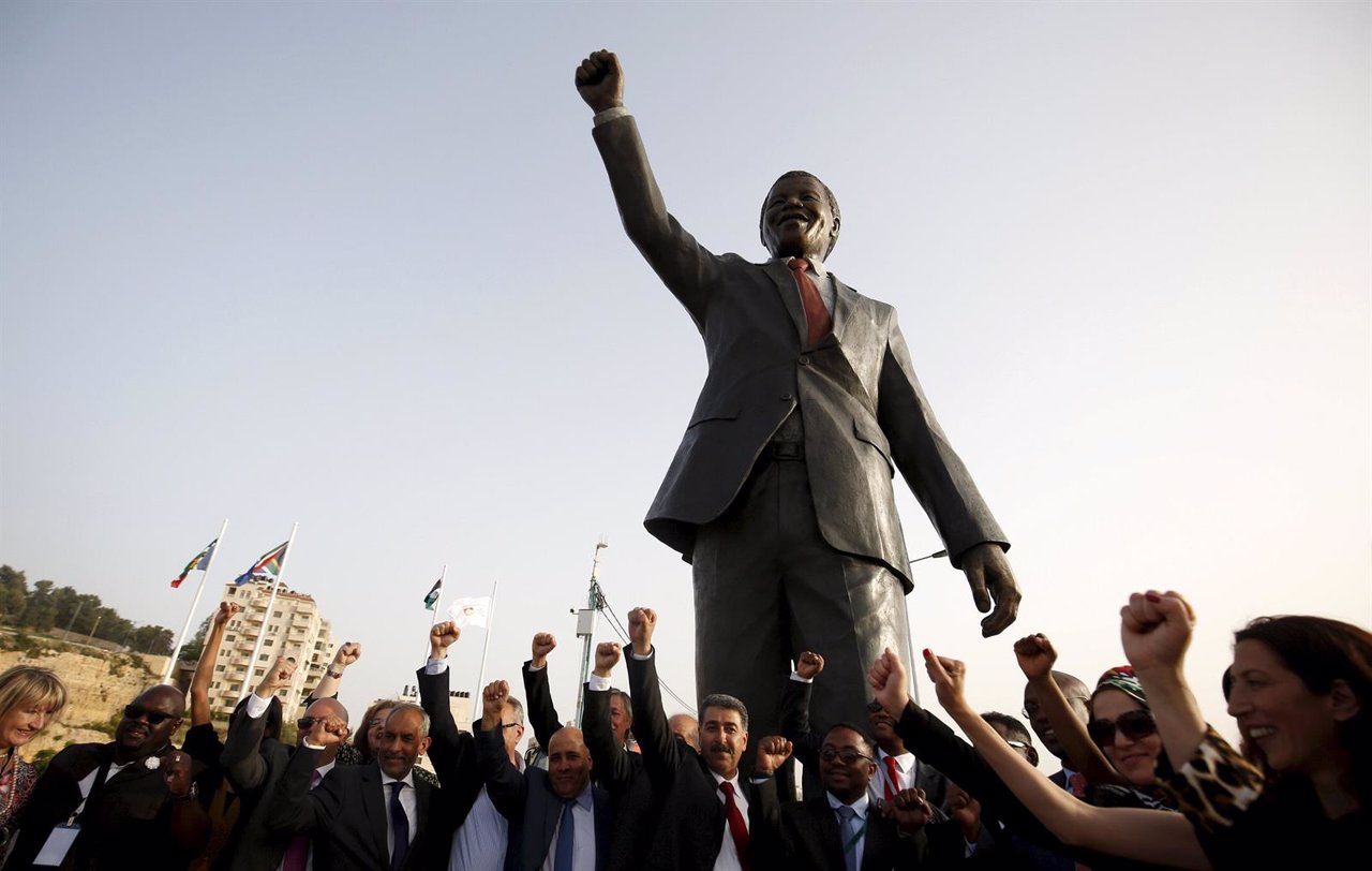 Inauguración de una estatua de Nelson Mandela en Ramala