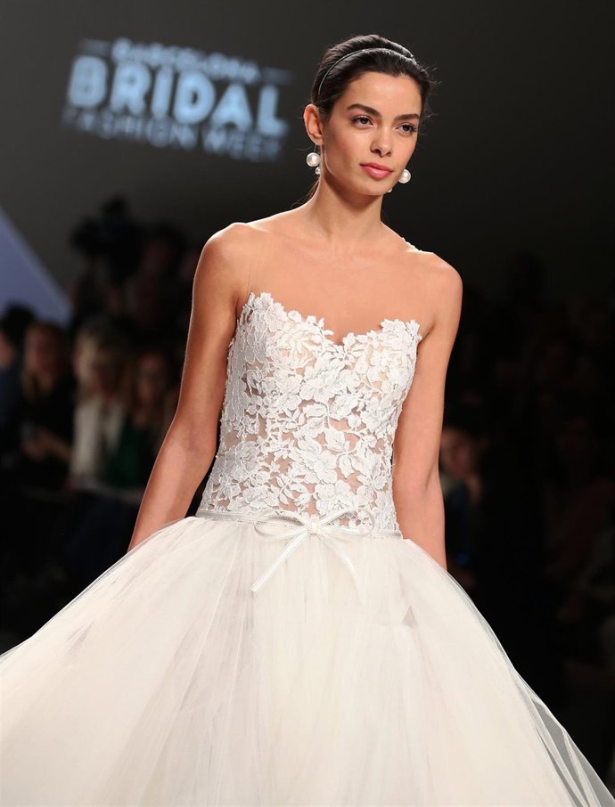 Rosa Clara rodeada de famosos presenta su coleccion en Barcelona