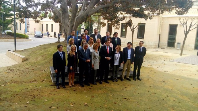 Cospedal junto a Rajoy en una foto con los portavoces en Alicante