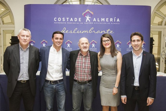 Sebastián Álvaro acompañado en su conferencia por algunos diputados.