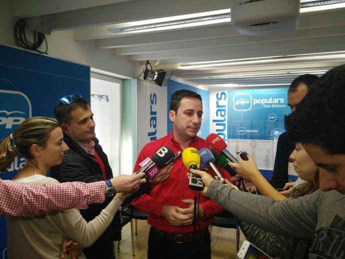 El secretario regional del PP, Andreu Ferrer, ante los medios de comunicación