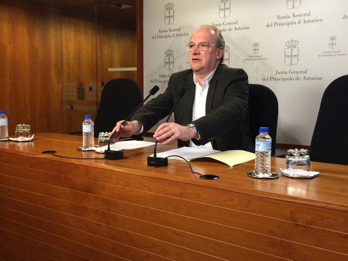 El diputado del PP,  durante la rueda de prensa.