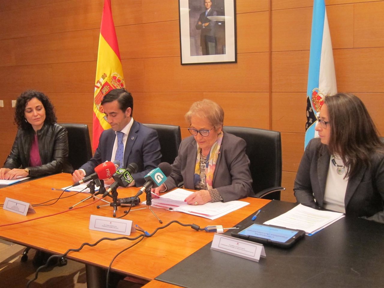 El conselleiro de Política Social y la presidenta de Cruz Roja en Galicia