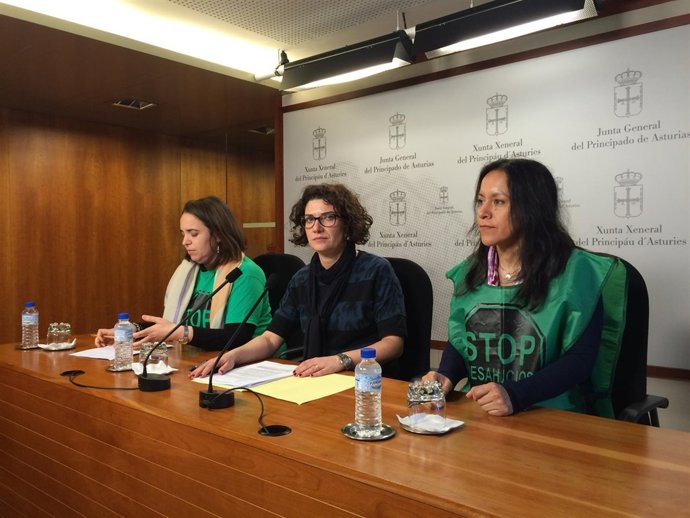 La diputada de IU junto a dos representantes de la PAH. 