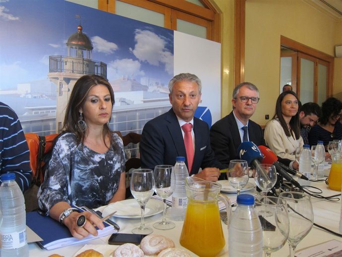 DESAYUNO INFORMATIVO EN EL PUERTO