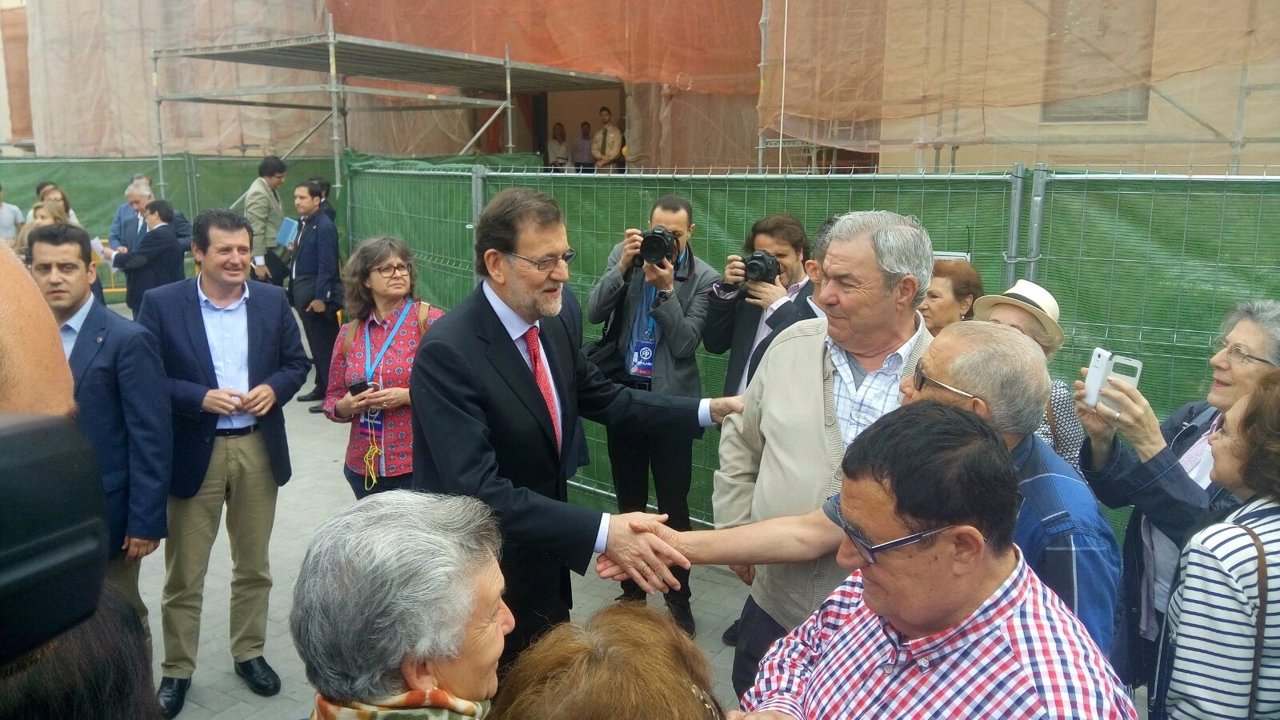 Mariano Rajoy saluda a ciudadanos en Alicante