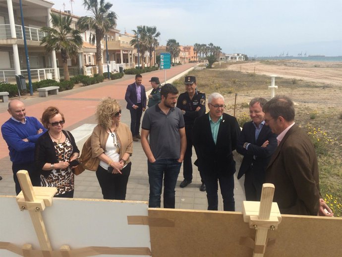 El delegado del gobierno, Juan Carlos Moragues, visita una playa de Puzol