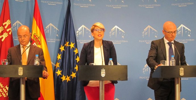 Arrooyo en el centro de la imagen en la rueda de prensa posterior Consejo