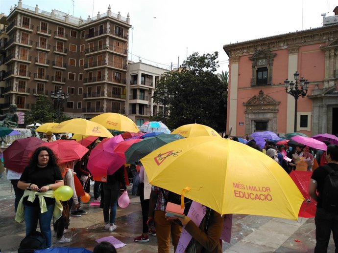 Paraguada por la educación en la Plaza de la Virgen de Valencia