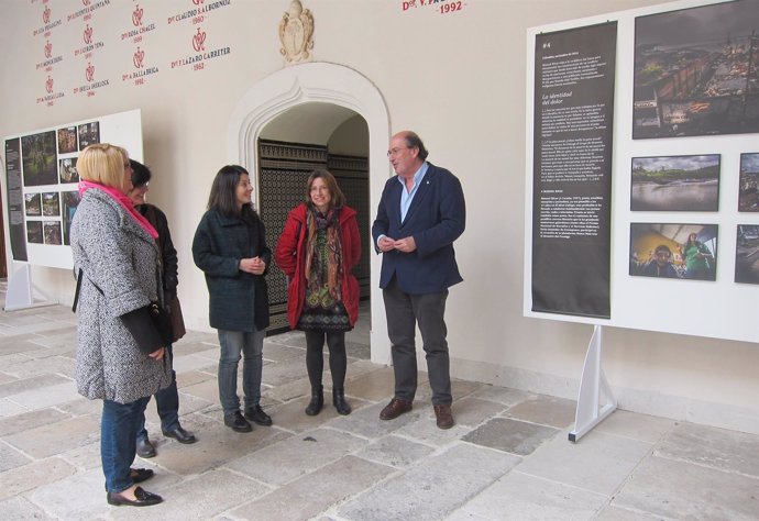 Representantes de MSF y la UVA en la presentación de la muestra 