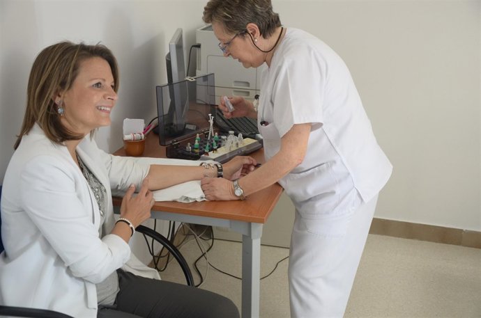 Cobo en su visita al servicio de Alergología