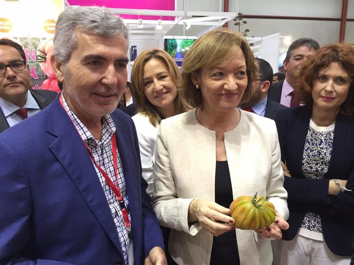 La consejera de Agricultura visita el estand de CASI en la Expolevante Níjar