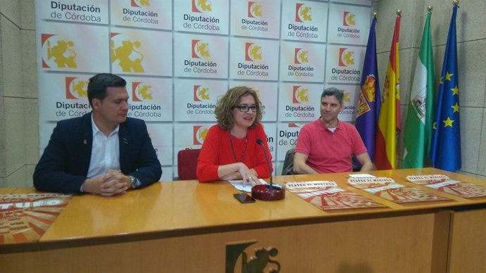 Ruz, acompañada por Adame (izda.) y Delgado, presenta la obra