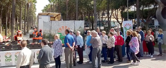 UPA reparte hortalizas en Almería en protesta por los bajos precios