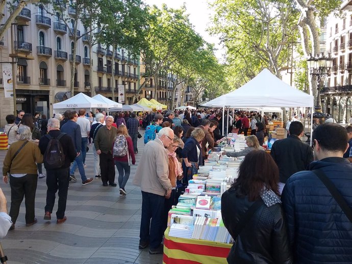 Paradas de libros en las Ramblas por Sant Jordi 