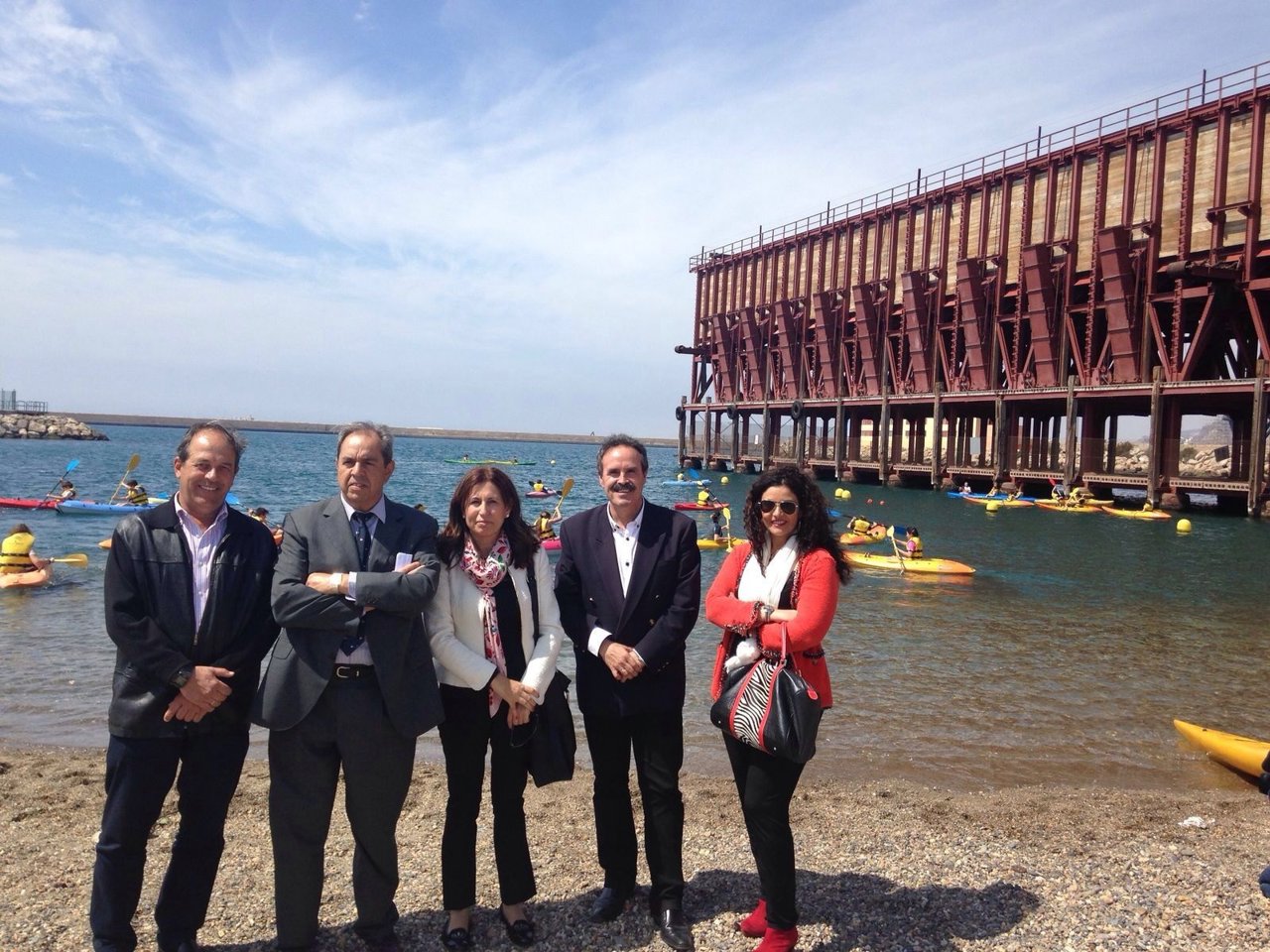 Visita al 'Aula del Mar' mientras escolares practican con kayaks