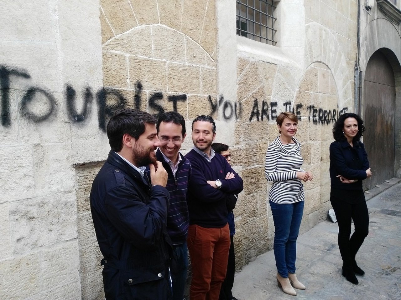 Durán ante una de las pintadas antituristas