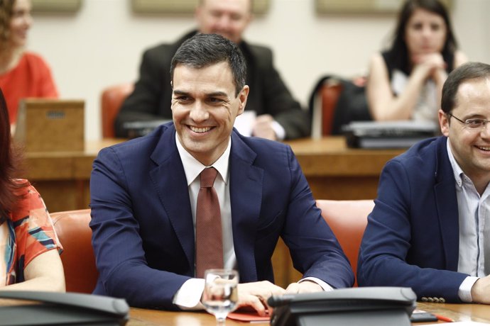 Pedro Sánchez preside la reunión del grupo socialista en el Congreso