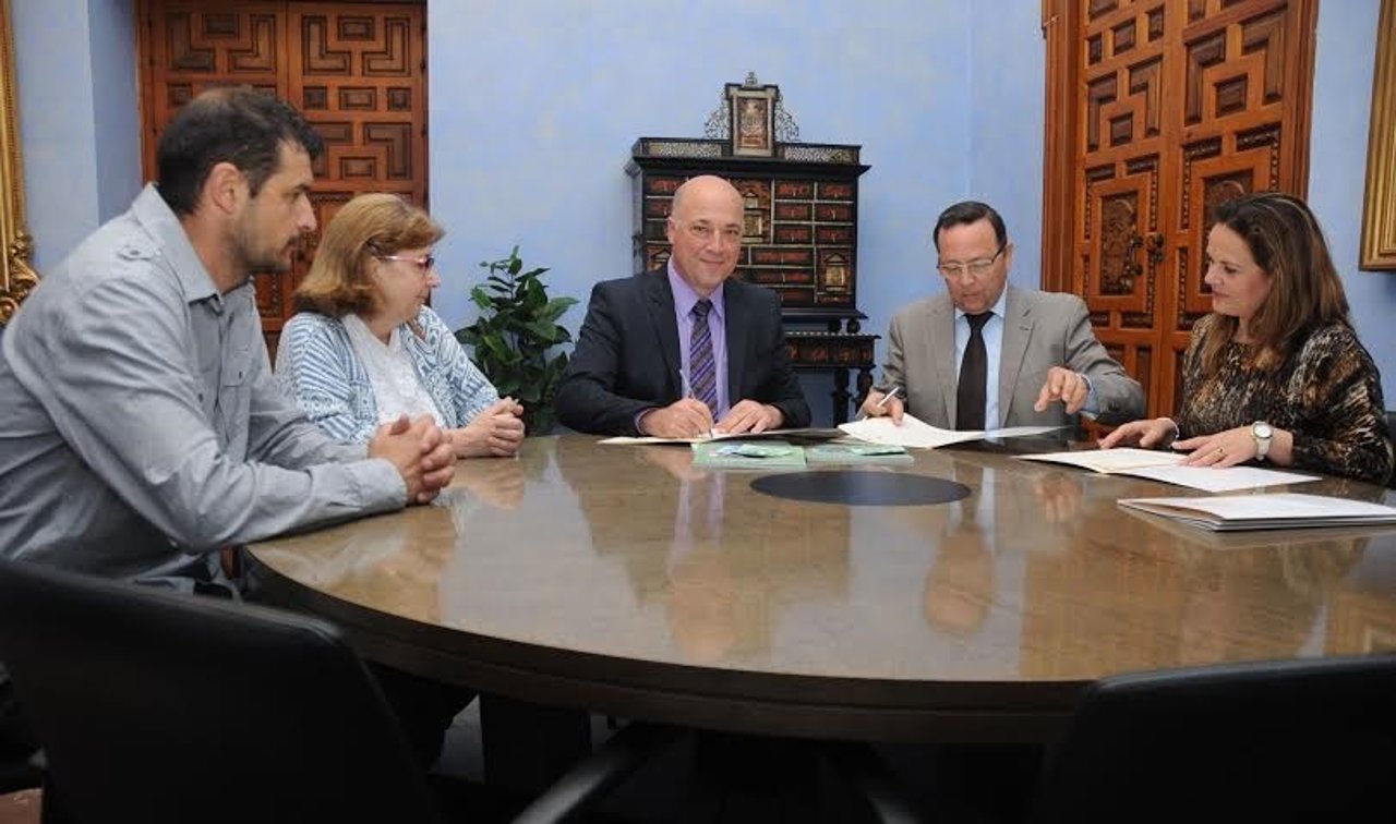 Antonio Ruiz (centro) durante la firma de convenios
