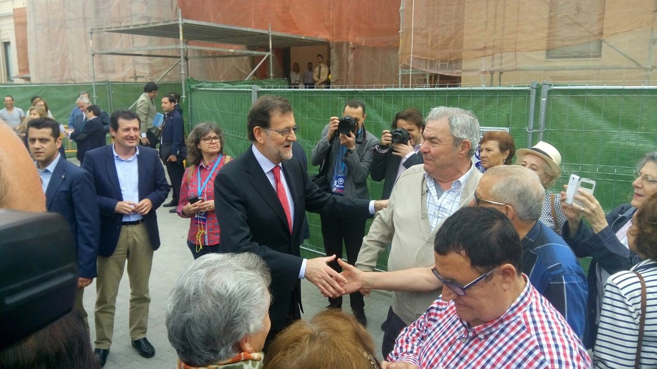 Rajoy saluda a un grupo de visitantes con los que ha coincidido en el MARQ